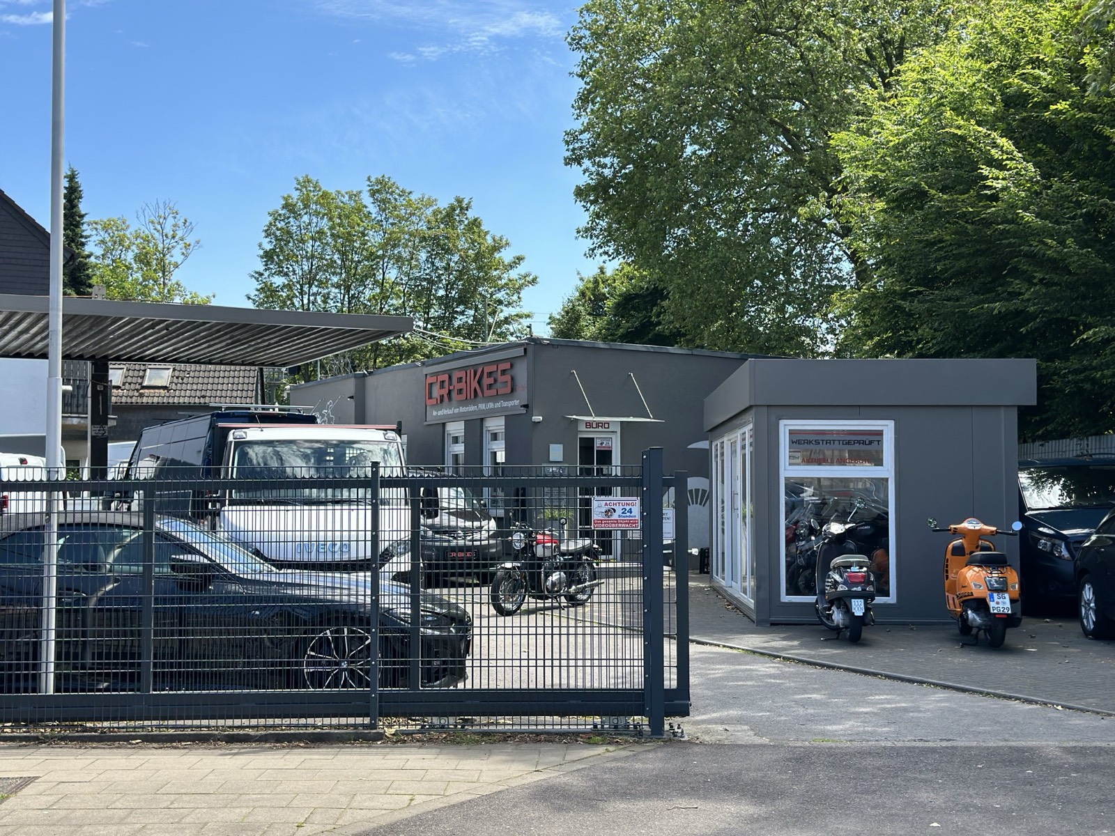 Das Gelände der CR-Bikes GmbH an der Hildener Straße in Solingen mit Motorrädern, Transportern und PKW